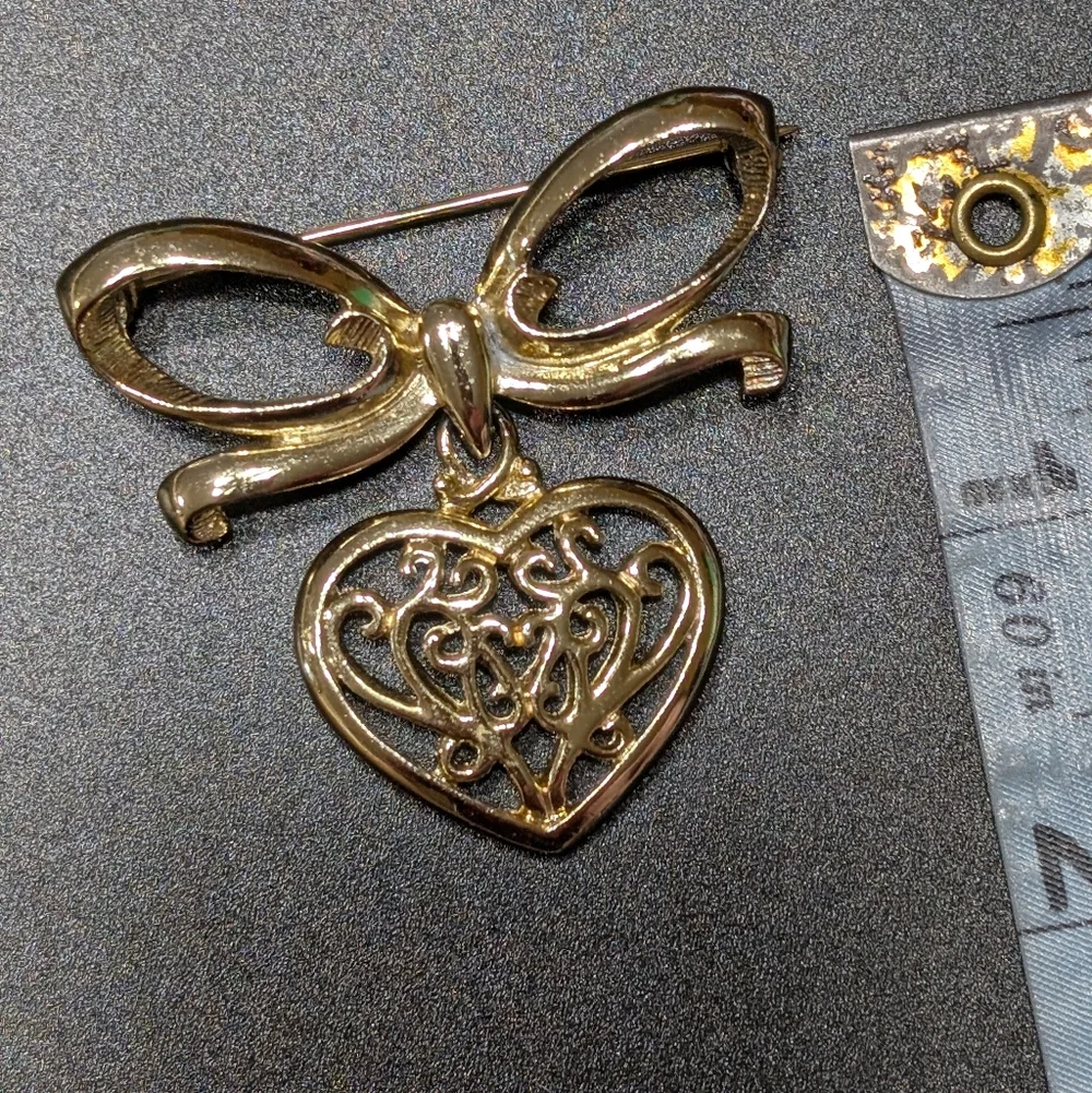 Vintage Elegant Gold Tone Heart Bow Brooch EUC